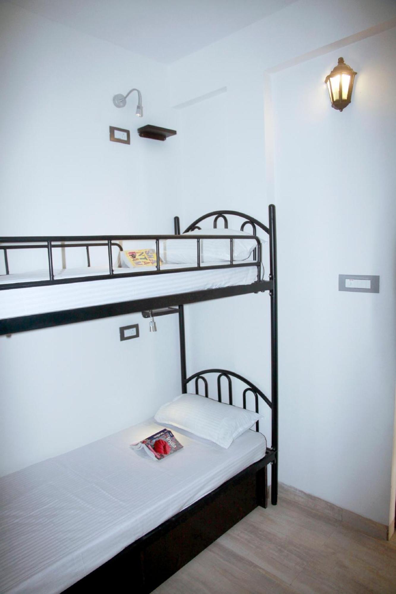 Wanderers Hostel Morjim Eksteriør bilde