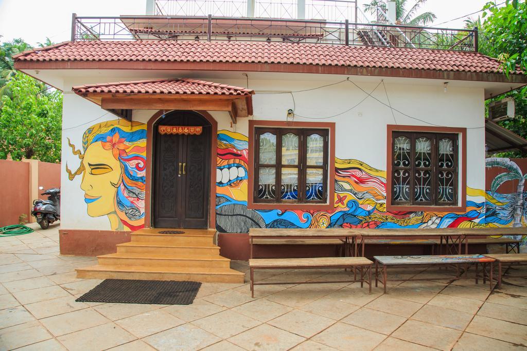 Wanderers Hostel Morjim Eksteriør bilde